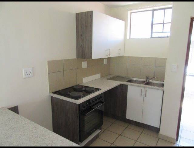 2 BEDROOM TOWNHOUSE FOR SALE IN ROOIHUISKRAAL NORTH